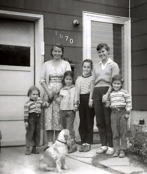 Martha's daughters with her cousin Lena und her niece Erika, oct 1957 (ls)